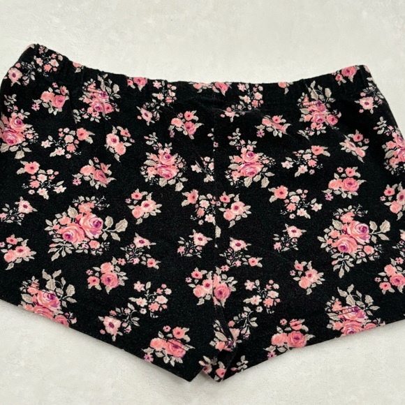 FOREVER 21 Women’s Floral Cotton Stretchy Shorts - black floral print, size S - Picture 5 of 5